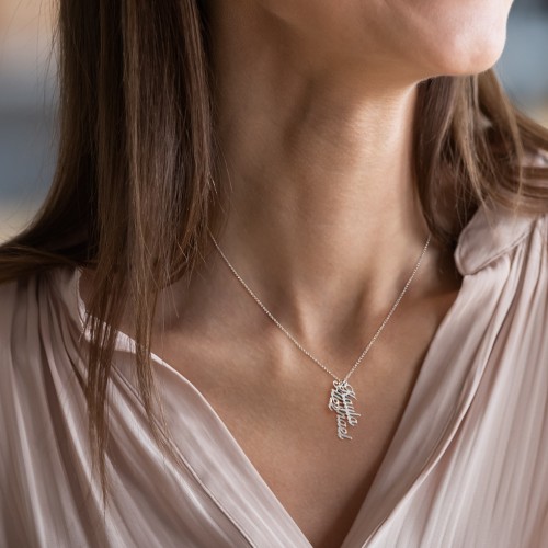 Personalized Vertical 3 Names Necklace in Glamorous Font – 10K Yellow Gold
